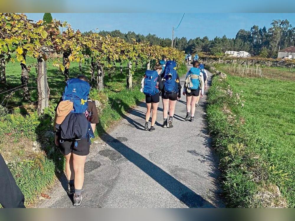 Über Stock und Stein und quer durch die Weinberge: Die Horizontas-Truppe nahm 130 Kilometer unter ihre Wanderstiefel – von Portugal bis Santiago de Compostela.