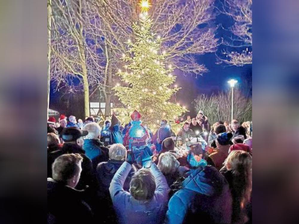 Eine schönere Kulisse hätten sich die Besucher des Adventssingens in Eickelborn nicht wünschen können.