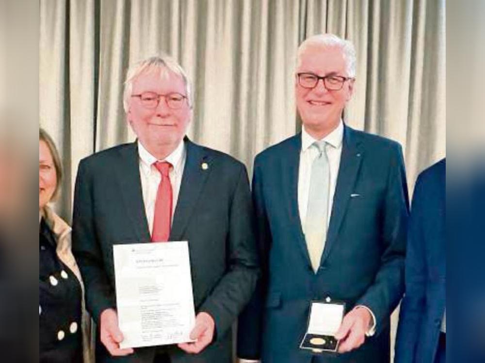 Ulrich Dellbrügger (l.) erhielt von Jürgen Wannhoff die Westfälisch-Lippische Sparkassenmedaille.