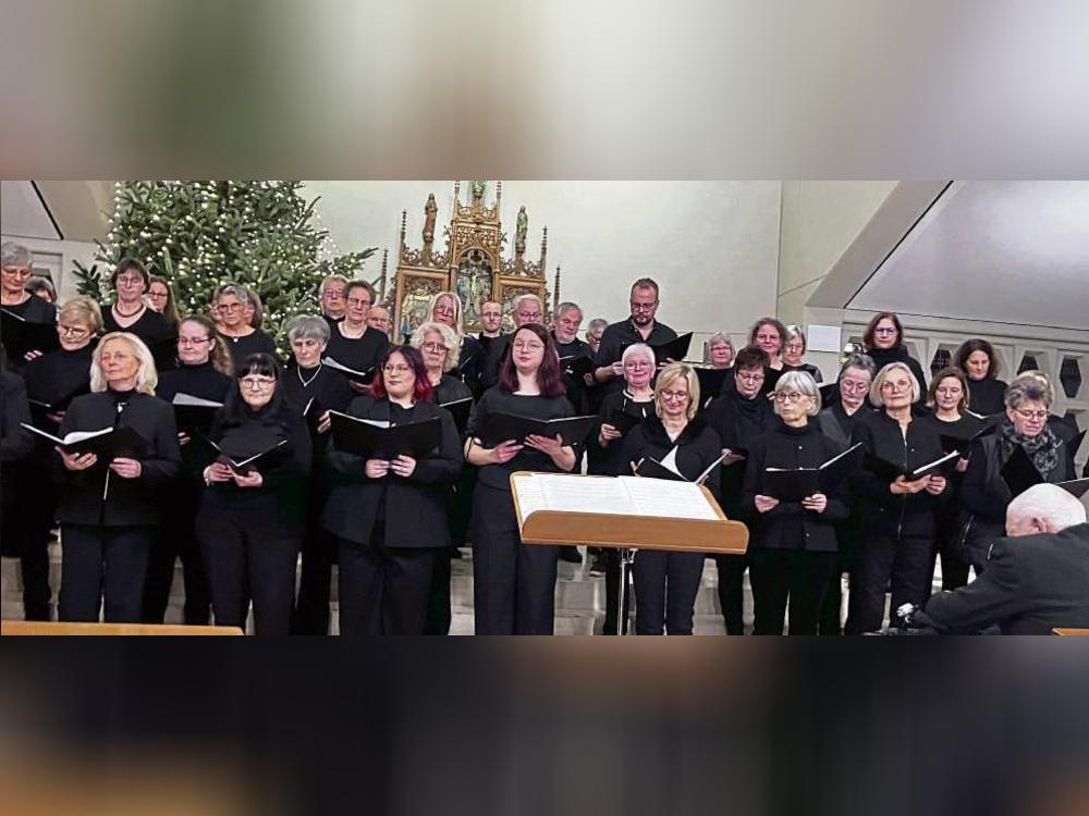 Der Chor „Klangwelten“ setzt sich aus rund 60 Sängerinnen und Sängern zusammen – neue Gesichter sind weiterhin willkommen. Foto: Wibke Bußmann