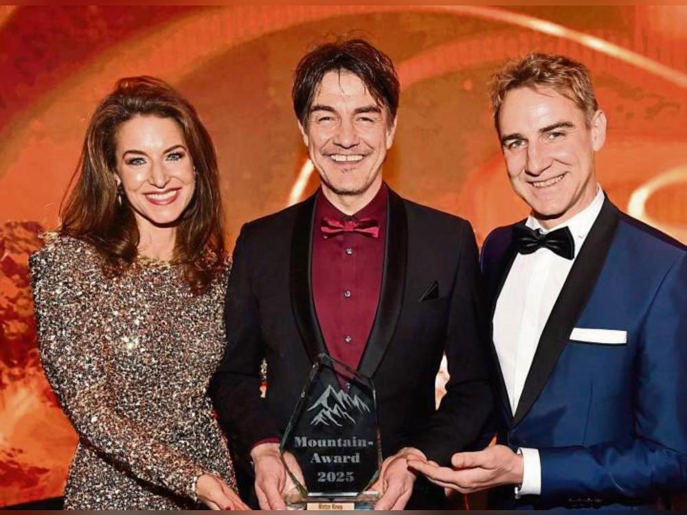 Hohe Auszeichnung für Matze Knop (M.), hier mit Sandra Zanetti und seinem Bruder Timo Knop. Foto: Sandra Brauer/ Goran Nitschke