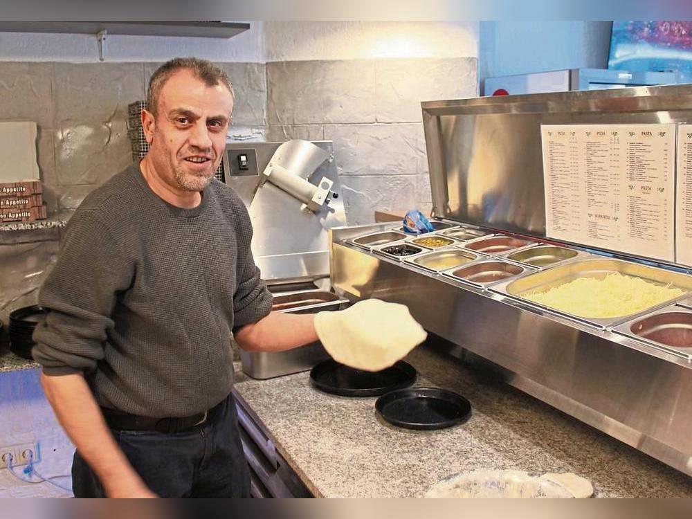 Ali Suliman ist als Koch bei Gabbiano eingestiegen und bereitet den Pizzateig frisch zu. Fotos: SOraya Dietz