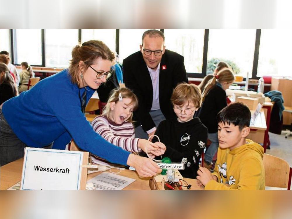 Hanna Hentschel und Thomas Raulf (v.l.) helfen den Schülern an den Stationen. Foto: Soraya Dietz