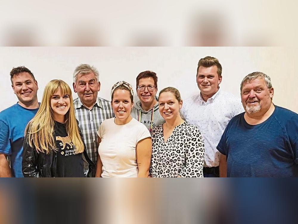 Wirken bei dem Theaterstück mit: (hinten v.l.) Dominik Hardes, Heribert Karthaus, Andrea Münster Ann, Patrick Dietz (vorne v.l.), Lena Schäfers, Carina Berendes, Jana Kreimeier und Josef Karthaus.