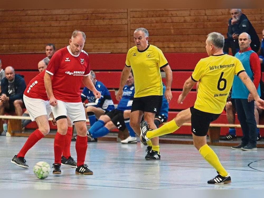 Erst durch zwei Last-Minute-Tore tüteten die Gehfußballer des späteren Turniersiegers TuS Anröchte (in Rot) den 2:0-Sieg gegen den SuS Bad Westernkotten ein. Foto: Wiegand