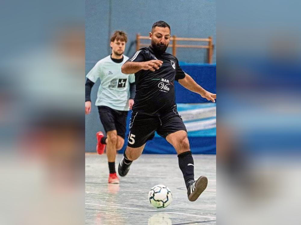 Hier stürmt zwar der SC Lippstadt II (in Schwarz) dem TuS Lipperode II (in Weiß) davon, am Ende aber war es der TuS II, der sich mit fünf Siegen in fünf Spielen souverän für die Vorrunde des Masters qualifizierte. Foto: Jan Küstermeier