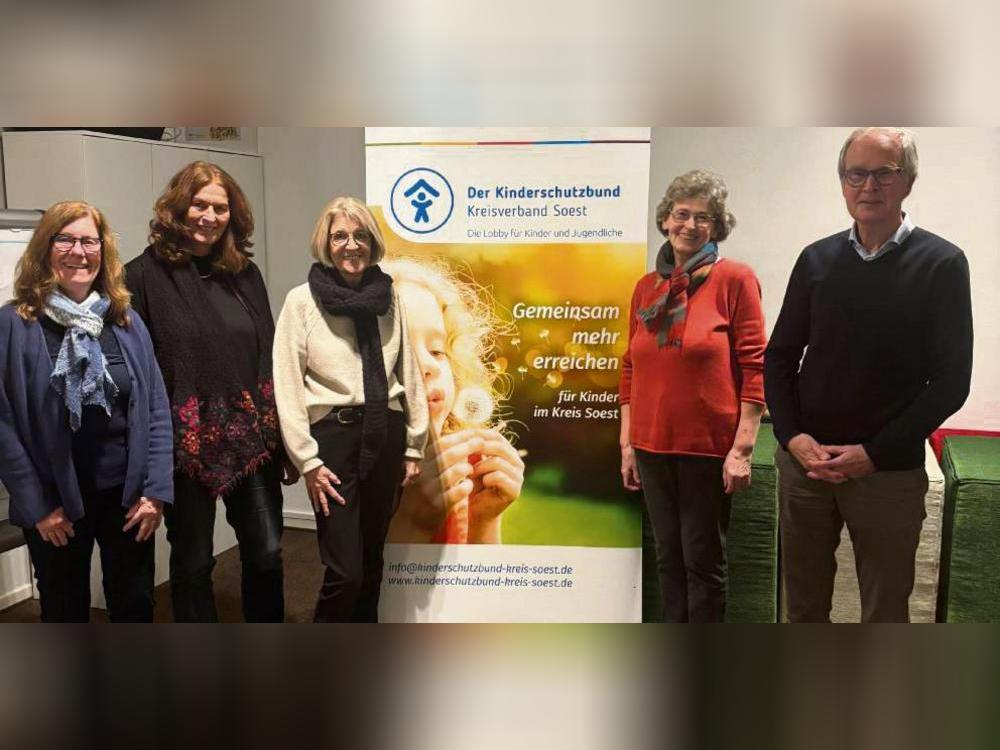 Der Vorstand des Kinderschutzbundes (v.l.).: Heidrun Lutterbüse (Schriftführerin), Gudrun Esken (Schatzmeisterin), Elfriede Jänsch (stellvertretende Vorsitzende), Irene Düring (stellvertretende Vorsitzende) und Hans Meyer (Vorsitzender).