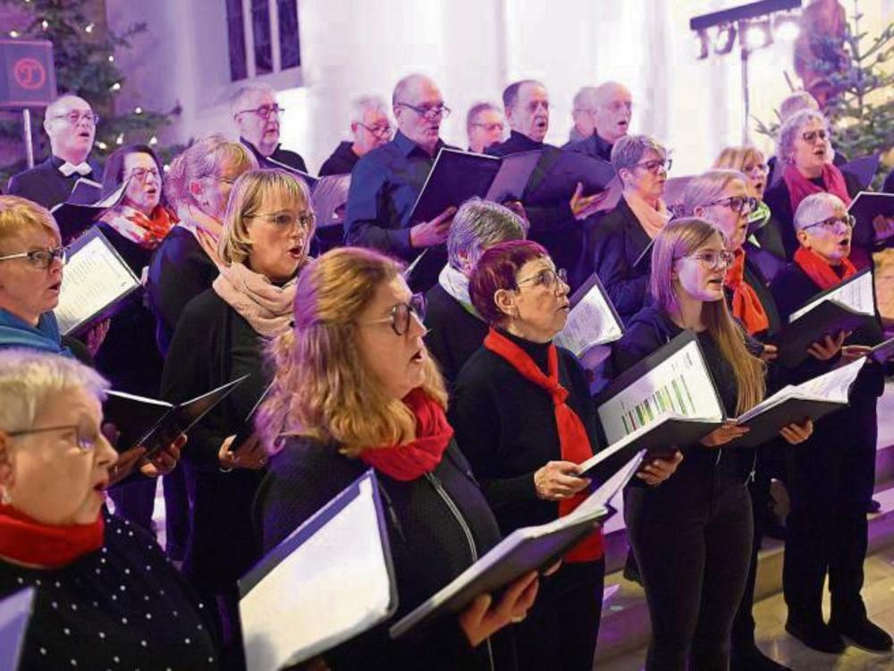 Der gemischte Geseker Chor Cecil Voices gab gemeinsam mit dem Kinderchor der Musikschule Ernst ein Weihnachtskonzert erstmals unter der Leitung von Michael Ernst in der Marienkirche in Geseke. Fotos: Dieter Tuschen
