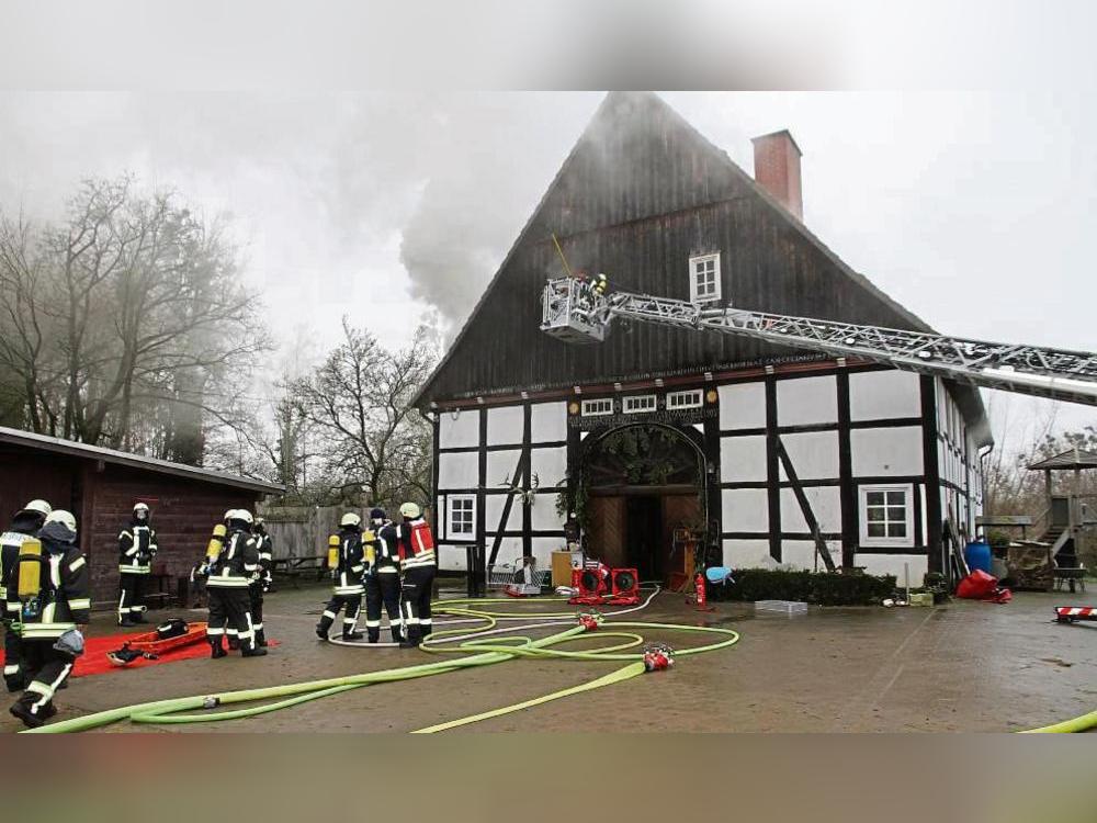 Dicke Rauchschwaden stiegen vom brennenden Fachwerkhaus empor. Foto: Johannes Büttner