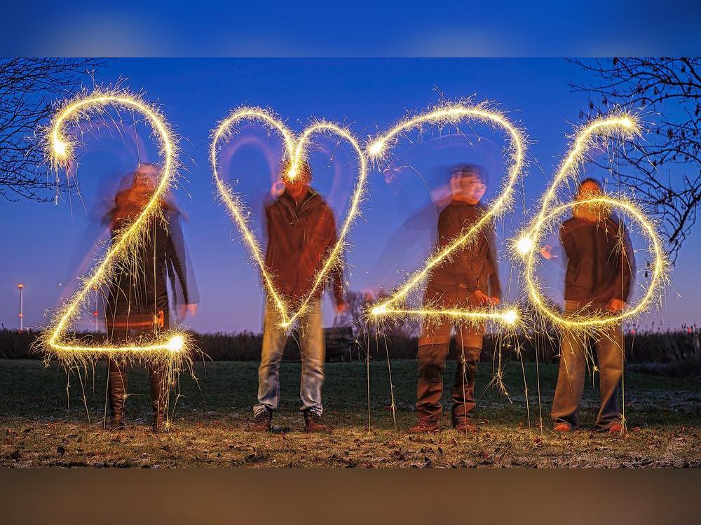 Mit einer Portion Rücksicht steht einem bunten Start ins neue Jahr nichts im Weg. Foto: Patrick Pleul/DPA