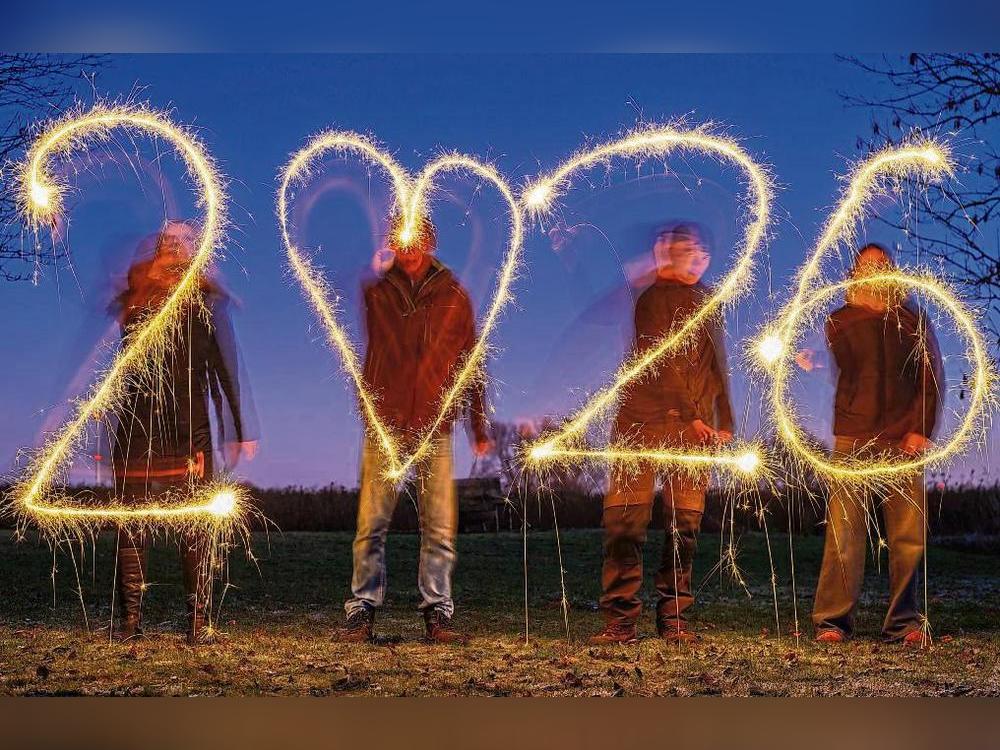 Mit einer Portion Rücksicht steht einem bunten Start ins neue Jahr nichts im Weg. Foto: Patrick Pleul/DPA
