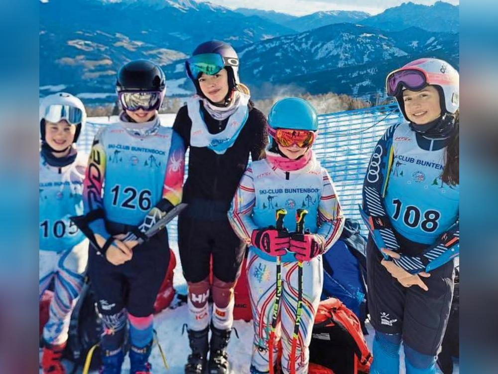 Einen guten Einstand in die neue Saison feierten in Südtirol die Lippstädterinnen Anni (r.) und Rieke Stellmacher (Mitte) vom SK Winterberg.