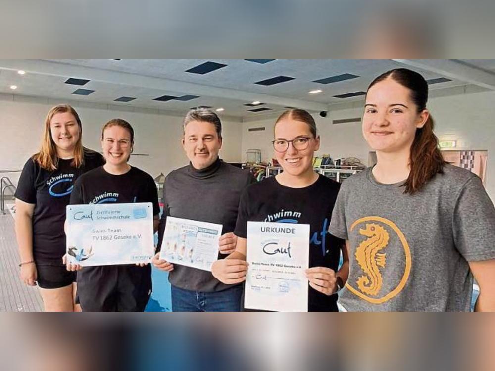 Über das Qualitätssiegel freuen sich (v.l.) Lara Engels, Ellen Dröge, Frank Rabe (Schwimmverband NRW), Lotte Cramer und Hanna Brexel vom TV Geseke.