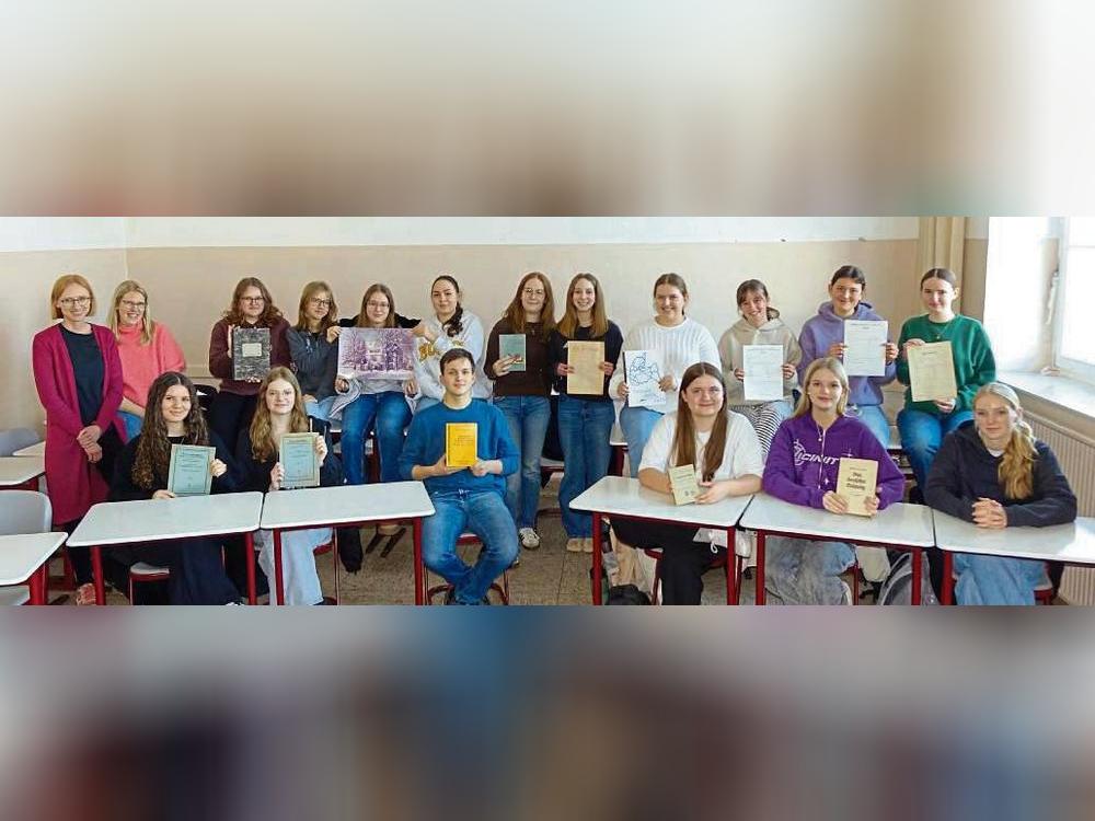 Mit der Geschichte ihrer Schule beschäftigen sich die Schülerinnen und Schüler der Jahrgangsstufe Q1. Foto: Marcus Kloer