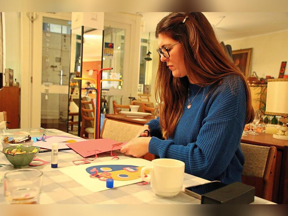 Hier wird der Raum kreativ mit Persönlichkeit gefüllt: Rund um Papier-Porträts hat sich jetzt ein „Raum für Impulse“-Workshop in der Brocanterie in der Rathausstraße gedreht. Fotos: Carolin Cegelski