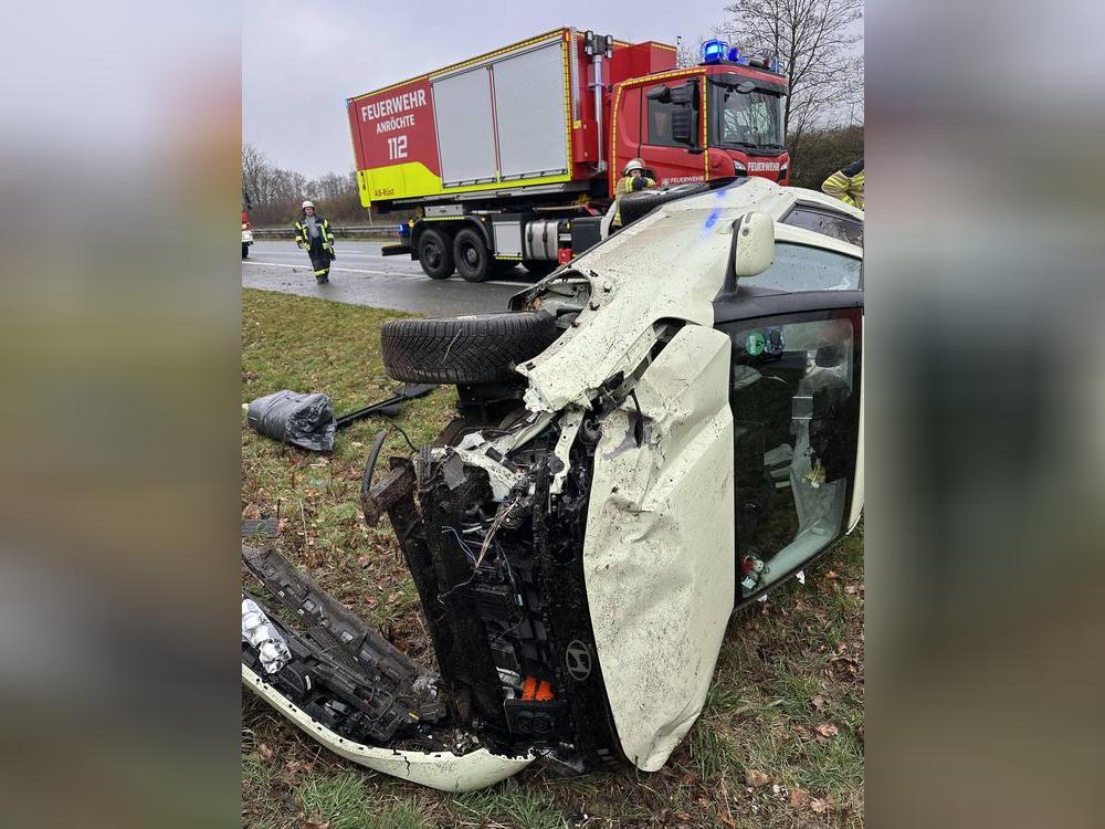 Das Auto blieb auf der Fahrerseite liegen: Die Fahrerin des Wagens konnte durch die Rettungskräfte befreit werden. Foto: Feuerwehr Anröchte