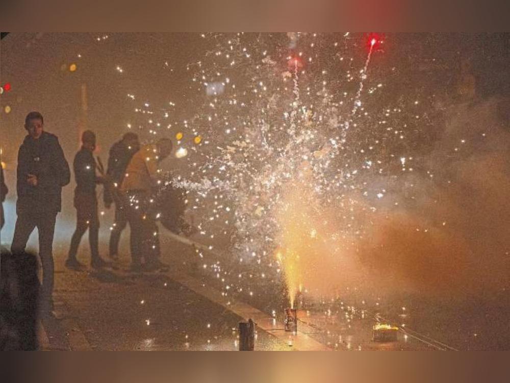 Gefahr in Verzug: Zumeist mit Hand- oder Gesichtsverletzungen landen Böller-Fans nach Unfällen in der Notaufnahme des Klinikums Lippstadt. Symbolfotos: dpa