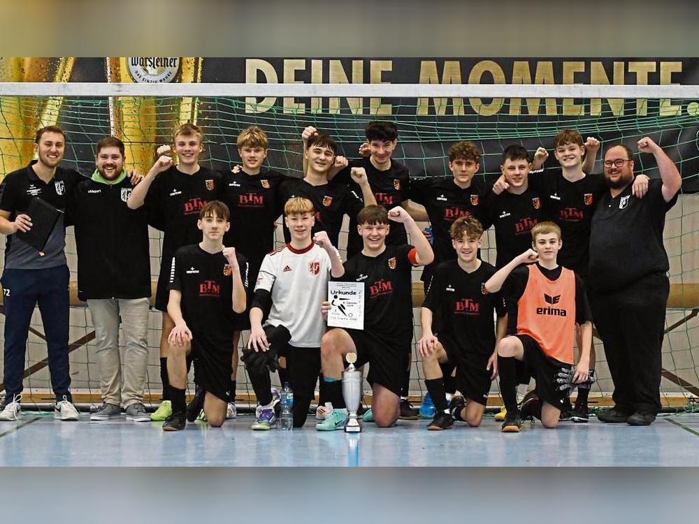 Nervenstark präsentierte sich die B-Jugend der FJSG Erwitte 2000 im letzten Spiel des Tages und stand nach einem 3:0-Sieg gegen die JSG Suttrop I als Stadtmeister fest. Foto: Lion HildebraNDT
