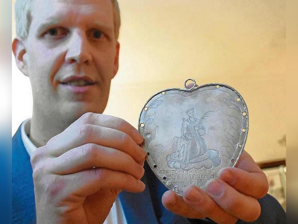 Die älteste Archivalie des Erwitter Junggesellen-Schützenvereins ist ein Orden aus dem Jahr 1726. Der Verein betrachtet dieses als sein Gründungsjahr. Foto: Georg Giannakis