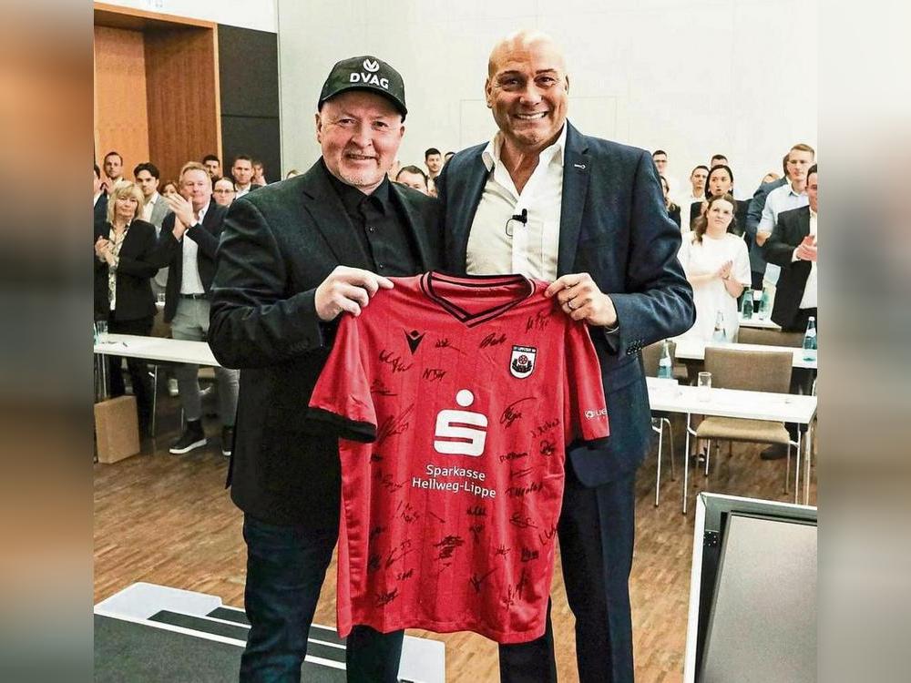Da kommt Freude auf: Aufsichtsratsmitglied André Feller (r.) überreichte dem Musiker und Extremsportler Joey Kelly ein Trikot des SV Lippstadt mit allen Unterschriften der Spieler.