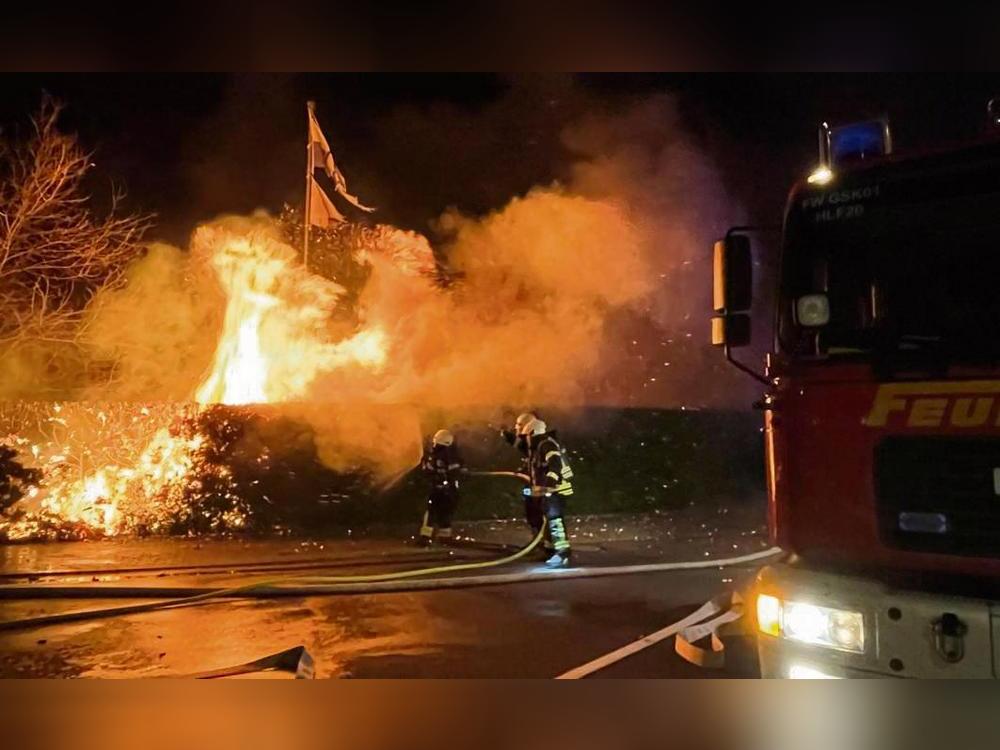 Leider ein gewohntes Bild in der Silvesternacht: Die Feuerwehr Geseke rückte zum Jahreswechsel 2023 zu einem Heckenbrand aus. Archivbild: Björn Winkelmann