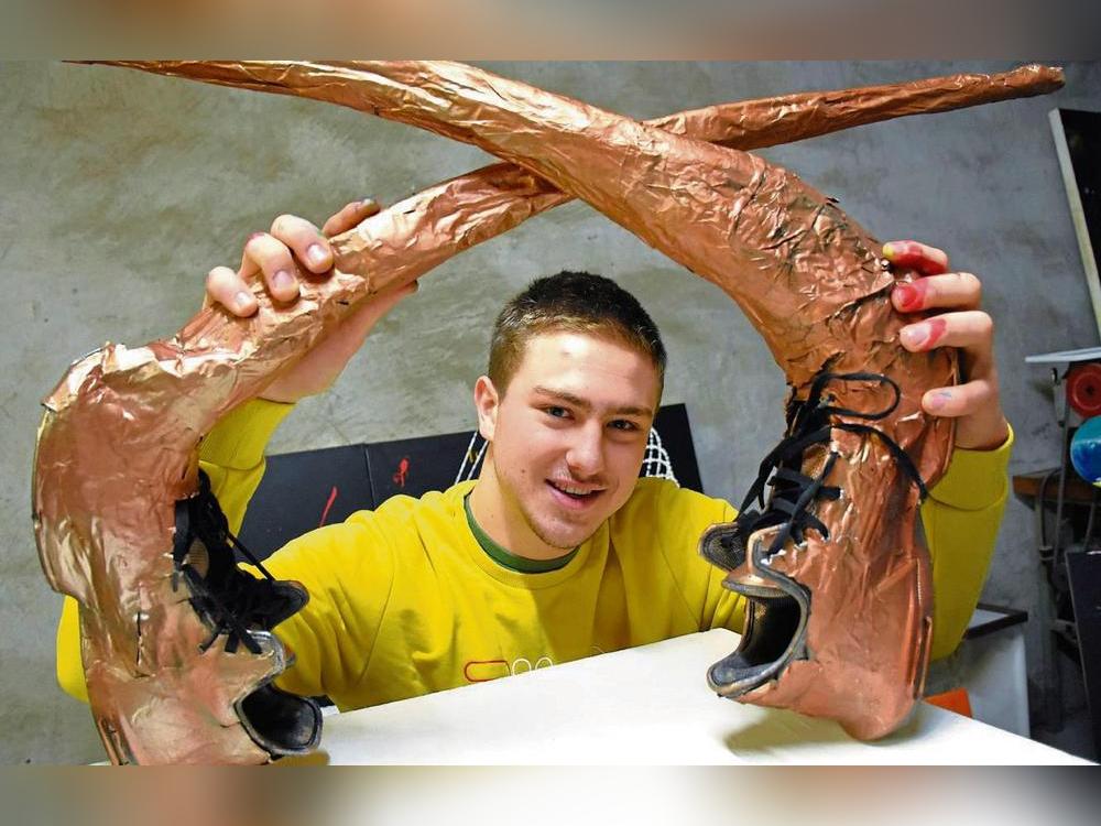 Aus seinen alten Sportschuhen hat Jorell González Schetter das Kunstwerk „Schuhe mit Hörnern“ geschaffen, das ein Podest in seinem Atelier ziert. Fotos: Georg Giannakis