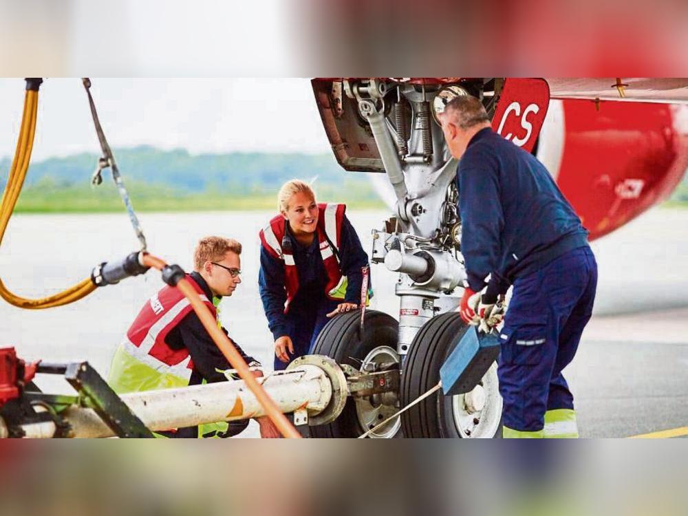 Wer schon immer wissen wollte, was eigentlich hinter den Kulissen eines Flughafens passiert, kann das bei einer geführten Besuchertour erleben.