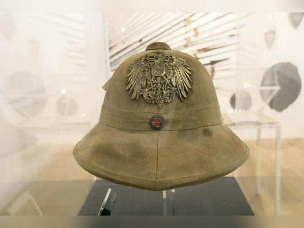 Dieser in der Lippstädter Rathaus-Galerie gezeigte Tropenhelm sieht heute ganz putzig aus. Doch das dunkle Erbe dieser Zeit wirkt bis heute fort. Foto: Andreas Balzer
