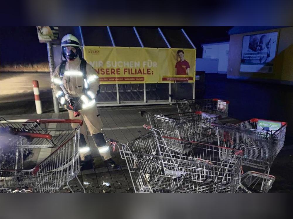 Am Netto-Markt in Hörste brannte ein Unterstand für Einkaufswagen. Foto: Feuerwehr Lippstadt