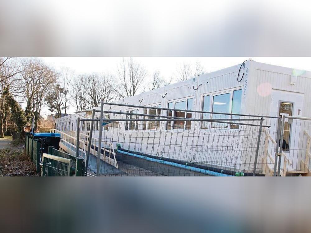 Die Container sind bald Geschichte, dann können die Kinder des Familienzentrums im Neubau toben, spielen und lernen. Archivfoto: Dagmar Meschede