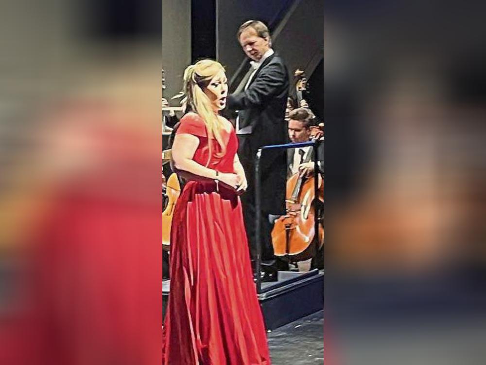 Die Sängerin des Abends: Angela Simkin, eine Mezzosopranistin, deren Stimme für Opernarien wie gemacht schien. Foto: Bettina Boronowsky