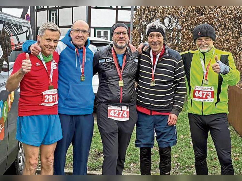 Auch die „LTV-Laufgruppe Dieter Brand“ erlebte einmal mehr die Faszination des Silvesterlaufs hautnah mit (v.l.): Meinolf Otte, Rüdiger Holzbach, Georg Weber, Chris Peters und Stefan Wortmeier. Es fehlt Werner Lipsmeyer.