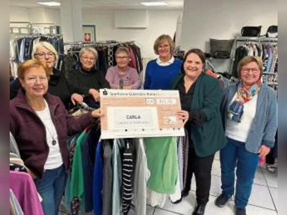 Im Kleiderladen findet jeder etwas Schönes (v.l.): Brigitte Hökenschnieder, Anna Freitäger, Maria Horstkemper, Anneliese Winkel, Annette Lübeck, Rebecca Loddenkemper vom Personalrat der Stadt Rietberg und Marita Zobel. Foto: Stadt Rietberg