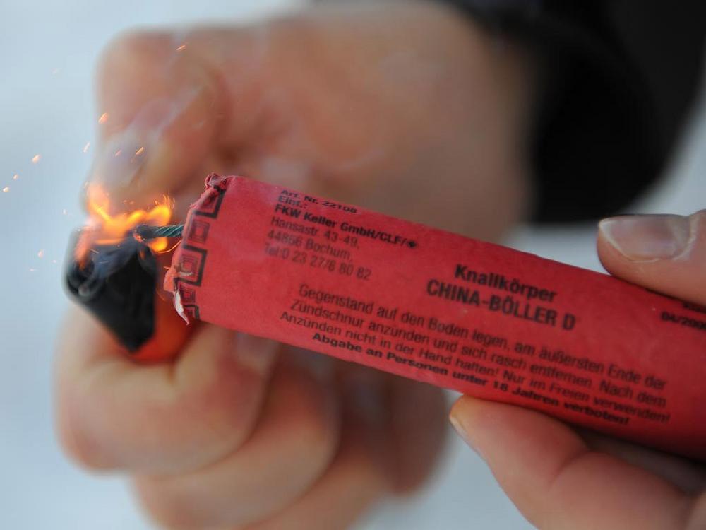 Zahlreiche Brände meldet die Polizei im Kreis Paderborn. Die meisten gehen wohl auf Brandstiftung und Böller zurück. Symbolfoto: DPA