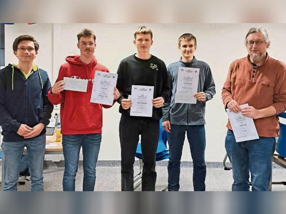 Die Ehrung der Lippstädter Stadtmeister im Schach nahm Spielleiter Dominik Baier (l.) vor. Eine Urkunde und Preisgeld nahmen entgegen (v.l.): Jasper Bohle, Mykhaylo Makoveienko, Vitalii Makoveienko und Andreas Fecke.