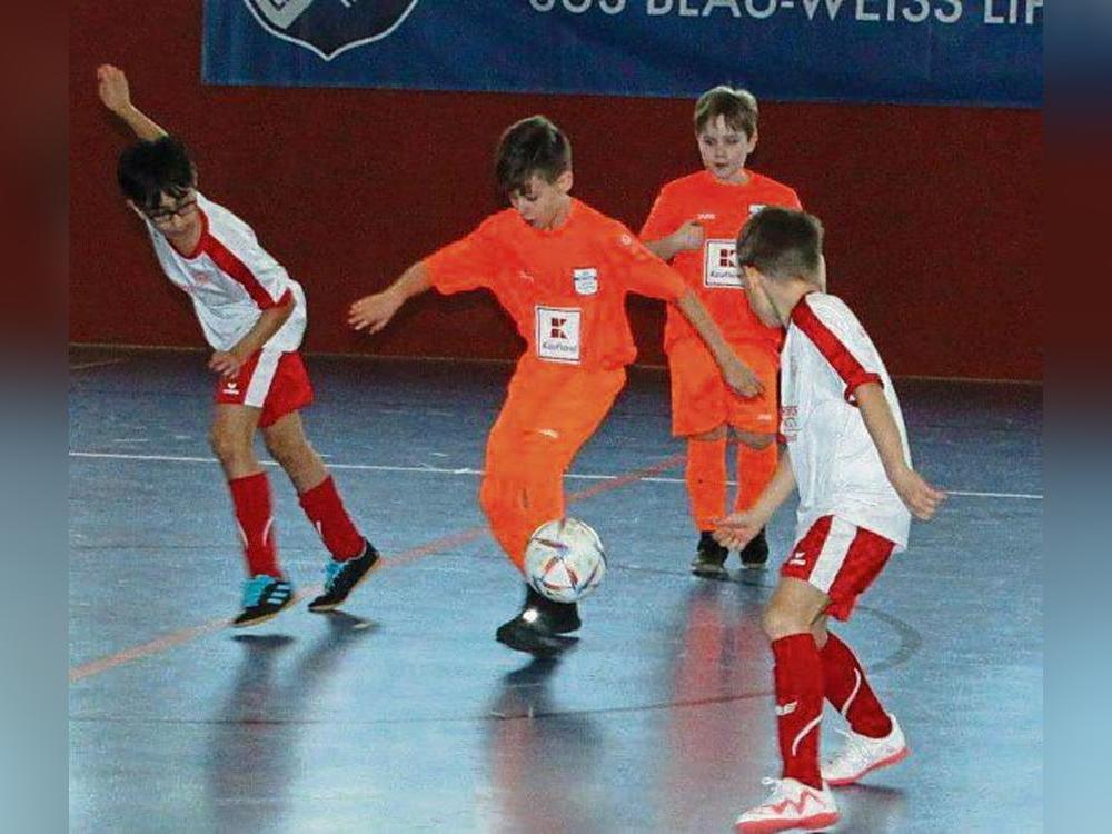 An der Hallenkreismeisterschaft der E-Junioren nehmen auch die Teams von BW Rixbeck-Dedinghausen (in Orange) sowie von Viktoria Lippstadt (in Weiß) teil. Foto: Hans Dannhausen