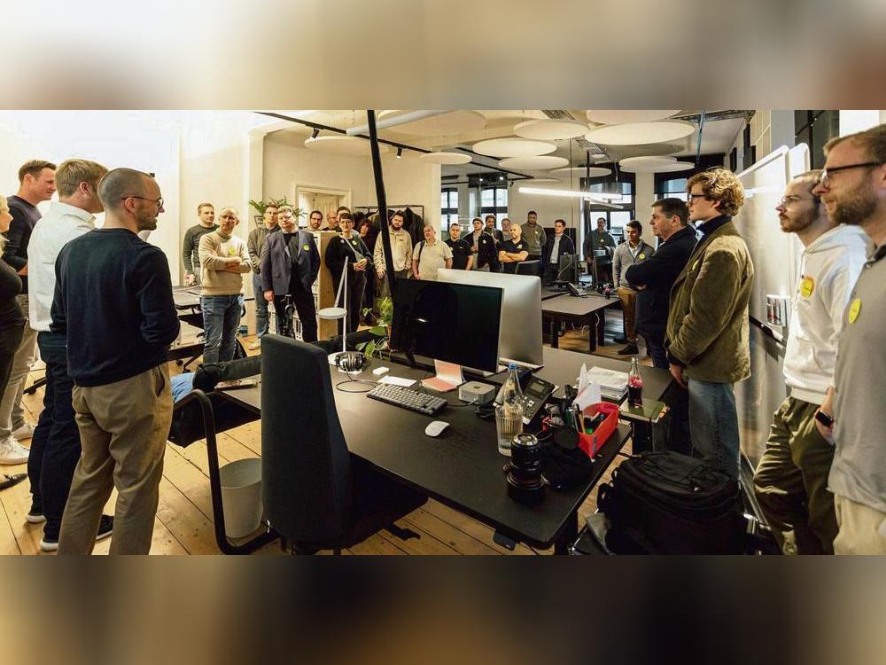 Wenn sich über 30 Gründer mitten in Lippstadt treffen: Das neue Format eines Stammtischs soll sie regelmäßig zusammenbringen – und dafür sorge, dass Gründer insbesondere im Tech Bereich weiter in der Region bleiben. Foto: Andreas Eschrich