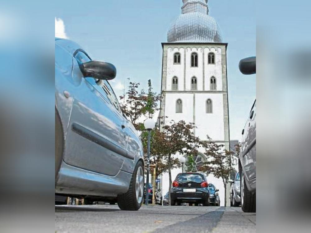 Zwischen Parkplätzen und Aufenthaltsqualität: HSHL-Student Sefkan Bozan fragt Besucher nach ihrer Haltung zu einer autoärmeren Lippstädter City. Archivfoto: Niggenaber