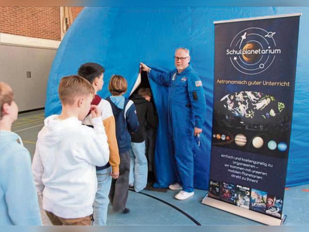Mit der Kuppel MediaDome war das Schul-Planetarium zu Gast am Friedrich-Spee-Gymnasium.
