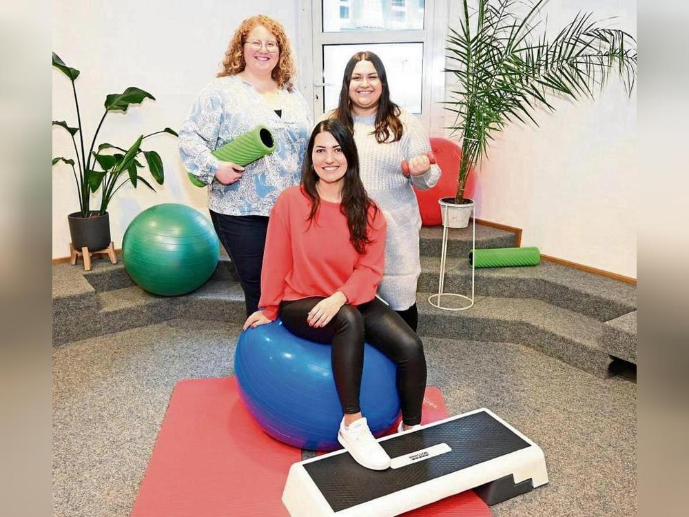 Unter dem Motto „Gesunder Start ins Jahr“ haben (v.l.) Katrin Lenze, Leila Rincke und Celine Longerich das Vier-Wochen-Programm vorbereitet. Foto: Susanne Schulte-Nölle (Kreis Soest)