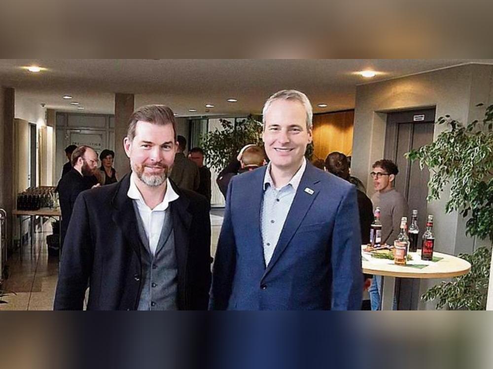 Das traditionelle Treffen der Cartec-Mieter vorm Jahreswechsel nutzte der neue Bürgermeister Alexander Tschense (r.; hier mit Wirtschaftsförderer Kurt Weigelt), um mit den Firmen ins Gespräch zu kommen und sich vorzustellen.