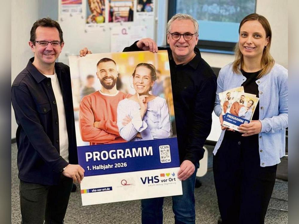 Präsentieren das neue VHS-Programmheft: (v.l.) VHS-Leiter Markus Krick, stellv. VHS-Leiter Markus Discher und hauptamtliche pädagogische Mitarbeiterin Insa Burmann.