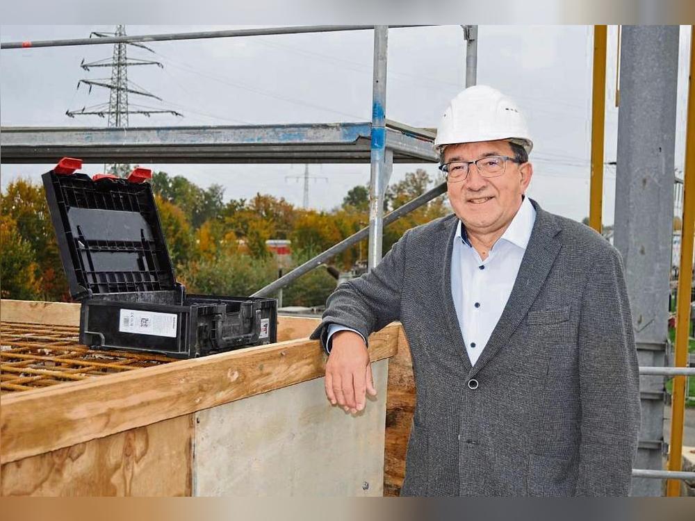 Zukunftsinvestition: Am Roßfeld entsteht für mehrere Millionen Euro eine neue 10 kV-Schaltanlage mit rund 70 Schaltfeldern. Stadtwerke-Geschäftsführer Siegfried Müller hat sich ein Bild vor Ort gemacht. Foto: Stadtwerke Lippstadt/ Häger