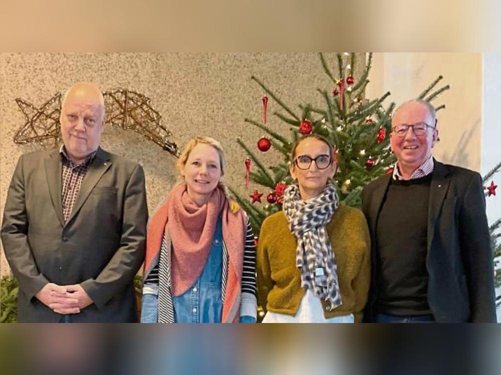 Bei der Übergabe freuten sich Peter Graewe-Wöstemeier (l.) und Dr. Roland Hosselmann (r., Rotary Club Erwitte-Hellweg) mit (v.l.) Carolin Bresser-Stellmacher (Förderverein Martinsschule) und Schulleiterin Birgit Motzko.
