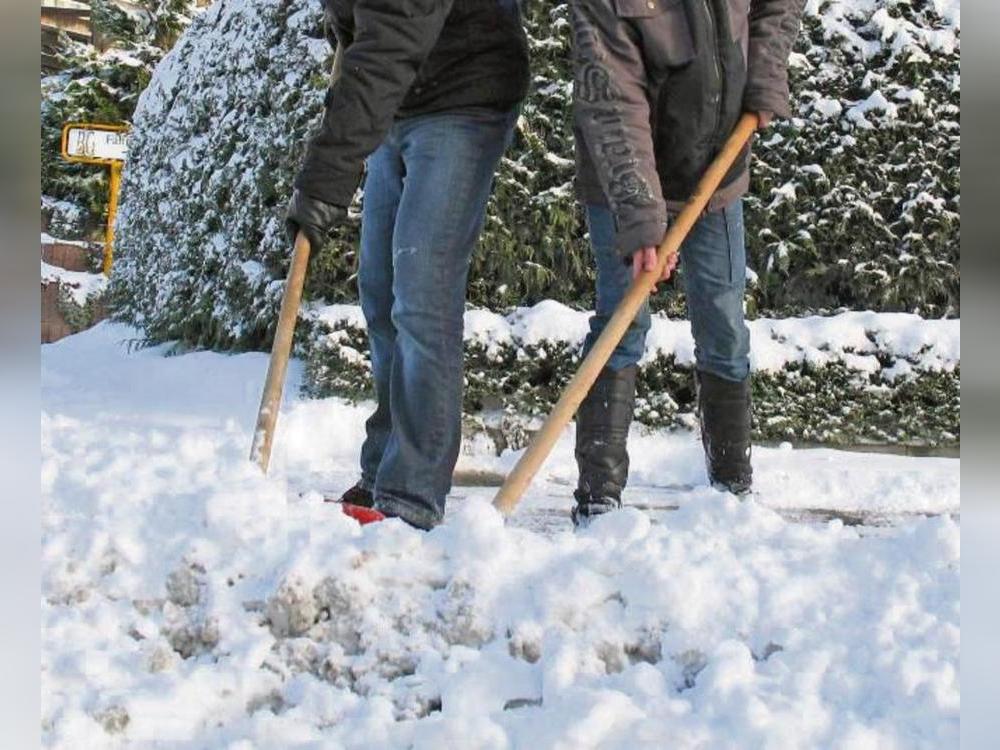 Bei Schnee und Glatteis ist Räumen oftmals Bürgerpflicht – sonst gibt’s Ärger mit der Gemeinde. Archivfoto