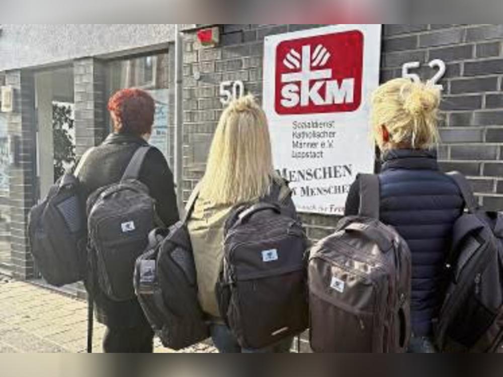 30 Rucksäcke für Wohnungslose haben die Rotarier gespendet.