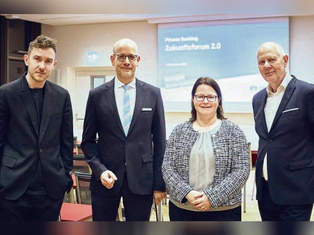 Sprachen auf dem Zukunftsforum der VR Bank Westfalen-Lippe im IQ: Die Zukunftsforscher Tristan und Matthias Horx (r.) rahmen Oliver Kleine (Volksbank) und Prof. Kira Kastell ein.