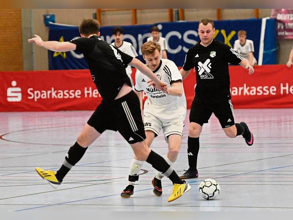 Die SG Suttrop/Kallenhardt (in Weiß), hier im Duell mit dem SV Steinhausen, qualifizierte sich für die Lucky-Loser-Runde in Soest. Fotos: Harald Struff