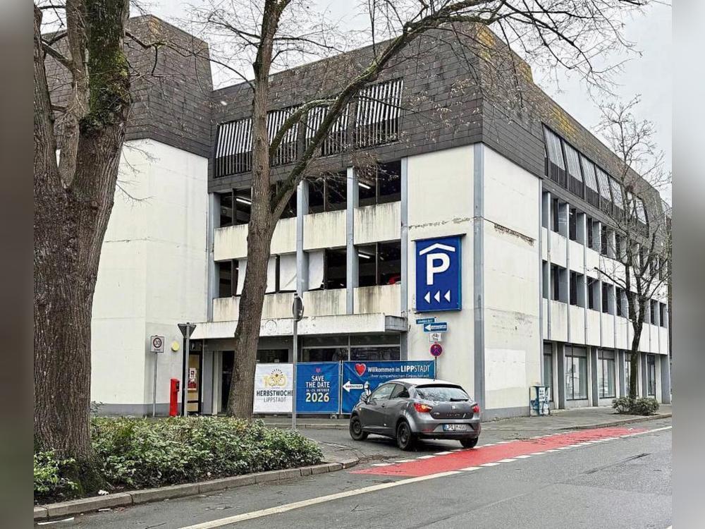 Spieglein, Spieglein an der Wand: Auf einen Schönheitspreis sollte das Woldemei-Parkhaus in seinem derzeitigen Zustand nicht spekulieren. Foto: Ursula Vielberg