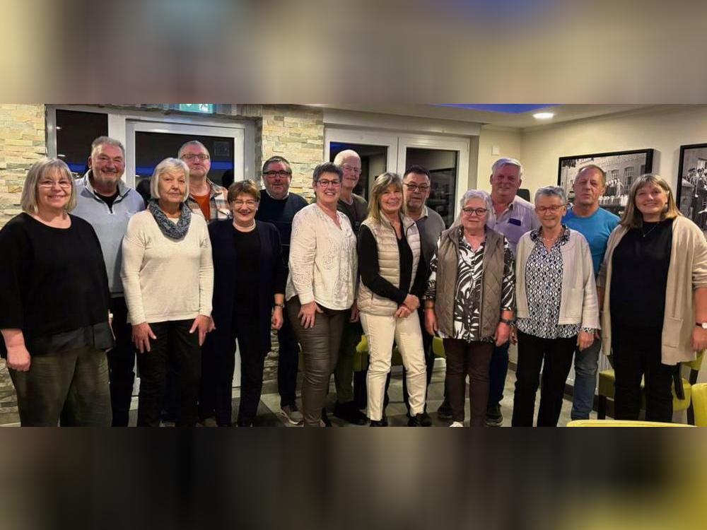 Der Jahrgang 1975 der Klasse 9d der Rüthener Hauptschule traf sich in der Gänsewirtschaft.